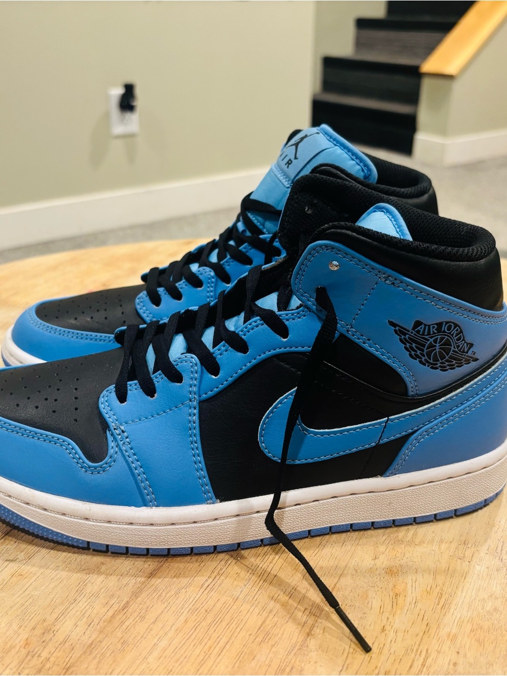 Air Jordan 1 Mid University Blue Black DQ8426-401 Men’s 7.5 Women’s 9